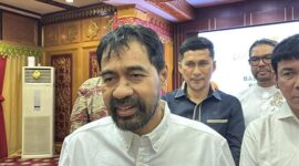 MEMBERI KETERANGAN  : Gubernur Aceh Mualem, memberikan keterangan pembahasan revisi UUPA kepada wartawan usai jamuan makan malam dan ramah tamah bersama pimpinan serta anggota Baleg DPR RI, di Restoran Pendopo Gubernur Aceh, Selasa (21/10/2025) malam.