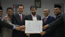 Gubernur Aceh, Muzakir Manaf atau Mualem bersama Pimpinan DPRA usai penandatanganan persetujuan Rancangan APBA 2026 Kamis, (27/11/2025) di Gedung DPR Aceh