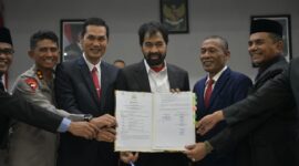 Gubernur Aceh, Muzakir Manaf atau Mualem bersama Pimpinan DPRA usai penandatanganan persetujuan Rancangan APBA 2026 Kamis, (27/11/2025) di Gedung DPR Aceh