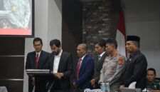 Gubernur Aceh, Muzakir Manaf di dampingi forkopimda Aceh menyampaikan Pendapat Status Bencana Aceh, di ruang serba Guna DPR Aceh, Kamis, (27/11/2025). Foto: Humas Aceh