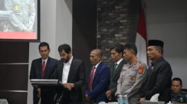 Gubernur Aceh, Muzakir Manaf di dampingi forkopimda Aceh menyampaikan Pendapat Status Bencana Aceh, di ruang serba Guna DPR Aceh, Kamis, (27/11/2025). Foto: Humas Aceh
