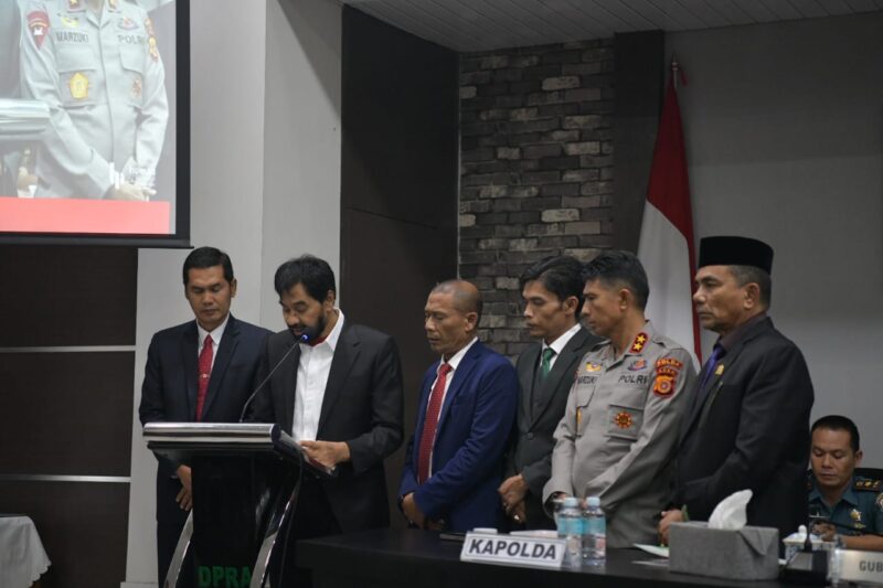 Gubernur Aceh, Muzakir Manaf di dampingi forkopimda Aceh menyampaikan Pendapat Status Bencana Aceh, di ruang serba Guna DPR Aceh, Kamis, (27/11/2025). Foto: Humas Aceh