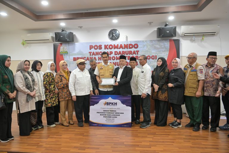 Sekda Aceh M.Nasir bersama Komisi VIII DPR-RI, Perwakilan Kementerian Sosial, BNPB dan Kepala BPJPH mengadakan rapat membahas penanganan banjir dan longsor berlangsung di ruang Potda Kantor Gubernur Aceh, Rabu (10/12/2025).