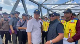 Anggota Komisi V DPR RI Fraksi PKB, H Ruslan Daud bersama pejabat dari Kementerian Pekerjaan Umum (PU) RI, meninjau langsung pembangunan jembatan bailey di Kutablang di lintas nasional Medan-Banda Aceh, Sabtu (6/12/2025)