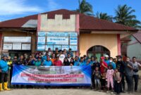 ASN Dinas Kelautan dan Perikanan Aceh melakukan foto bersama dengan guru dan siswa Sekolah Dasar Negeri 2 Idi Aceh Timur Senin (29/12/2025), usai membersikan seluruh ruangan dan pekarangan sekolah pasca banjir dan longsor (Foto; Ist)