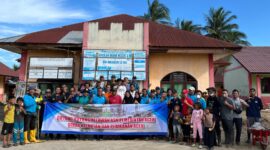 ASN Dinas Kelautan dan Perikanan Aceh melakukan foto bersama dengan guru dan siswa Sekolah Dasar Negeri 2 Idi Aceh Timur Senin (29/12/2025), usai membersikan seluruh ruangan dan pekarangan sekolah pasca banjir dan longsor (Foto; Ist)
