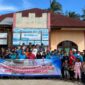 ASN Dinas Kelautan dan Perikanan Aceh melakukan foto bersama dengan guru dan siswa Sekolah Dasar Negeri 2 Idi Aceh Timur Senin (29/12/2025), usai membersikan seluruh ruangan dan pekarangan sekolah pasca banjir dan longsor (Foto; Ist)