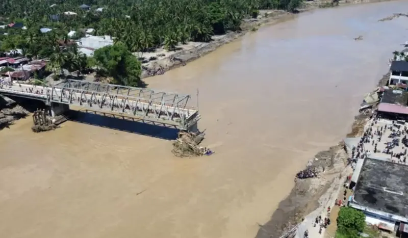 Keterangan : Jembatan Kuta Blang yang ambruk akibat banjir di jalur Banda Aceh-Sumut, Desa Blang Mee, Bireuen, Sabtu (29/11/2025). (Antara Foto/Abiyyu)