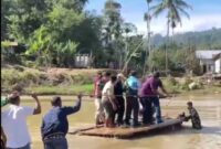 Wakil Gubernur Aceh Fadhlullah saat meninjau lokasi banjir di kawasan Pameu Kabupaten Aceh Tengah Melalui jalur darurat menumpangi rakit yang berujung insiden terbalik,  namun dalam kejadian tersebut Wagub dan rombongan selamat.(Foto : Tangkapan Layar)