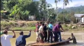 Wakil Gubernur Aceh Fadhlullah saat meninjau lokasi banjir di kawasan Pameu Kabupaten Aceh Tengah Melalui jalur darurat menumpangi rakit yang berujung insiden terbalik,  namun dalam kejadian tersebut Wagub dan rombongan selamat.(Foto : Tangkapan Layar)