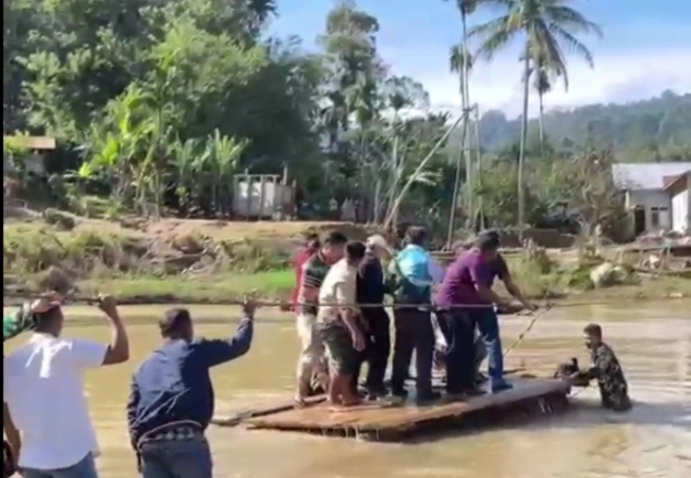 Wakil Gubernur Aceh Fadhlullah saat meninjau lokasi banjir di kawasan Pameu Kabupaten Aceh Tengah Melalui jalur darurat menumpangi rakit yang berujung insiden terbalik,  namun dalam kejadian tersebut Wagub dan rombongan selamat.(Foto : Tangkapan Layar)