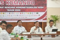 Wagub Fadhlullah memimpin rapat penyerahan data kebencanaan secara luring dan daring yang diikuti oleh jajaran Satuan Kerja Perangkat Aceh (SKPA) serta kepala daerah terdampak bencana Rabu (07/01/2026). Foto Ist