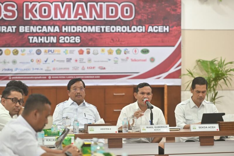 Wagub Fadhlullah memimpin rapat penyerahan data kebencanaan secara luring dan daring yang diikuti oleh jajaran Satuan Kerja Perangkat Aceh (SKPA) serta kepala daerah terdampak bencana Rabu (07/01/2026). Foto Ist