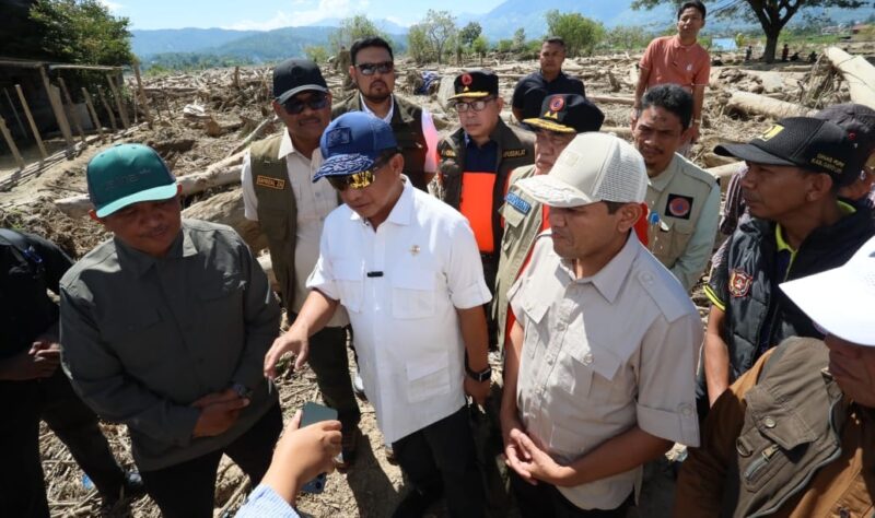 Wakil Gubernur Aceh, H.Fadhlullah, SE mendampingi Mendagri, Tito Karnavian dalam rangka meninjau dan menyerahkan bantuan secara simbolis di Kabupaten Aceh Tamiang, Minggu (11/12026)