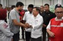 Gubernur Aceh Muzakir Manaf menerima bantuan kemanusiaan dari Palang Merah Indonesia (PMI) Nasional yang diserahkan langsung oleh Ketua Umum PMI H. M. Jusuf Kalla di Desa Paya Gaboh, Kecamatan Sawang, Kabupaten Aceh Utara, Senin (12/1/2026).