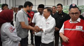 Gubernur Aceh Muzakir Manaf menerima bantuan kemanusiaan dari Palang Merah Indonesia (PMI) Nasional yang diserahkan langsung oleh Ketua Umum PMI H. M. Jusuf Kalla di Desa Paya Gaboh, Kecamatan Sawang, Kabupaten Aceh Utara, Senin (12/1/2026).