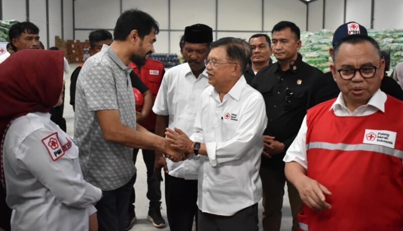 Gubernur Aceh Muzakir Manaf menerima bantuan kemanusiaan dari Palang Merah Indonesia (PMI) Nasional yang diserahkan langsung oleh Ketua Umum PMI H. M. Jusuf Kalla di Desa Paya Gaboh, Kecamatan Sawang, Kabupaten Aceh Utara, Senin (12/1/2026).