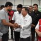 Gubernur Aceh Muzakir Manaf menerima bantuan kemanusiaan dari Palang Merah Indonesia (PMI) Nasional yang diserahkan langsung oleh Ketua Umum PMI H. M. Jusuf Kalla di Desa Paya Gaboh, Kecamatan Sawang, Kabupaten Aceh Utara, Senin (12/1/2026).