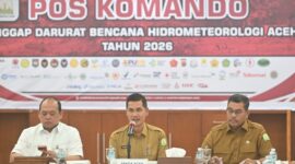 Sekda Aceh, M. Nasir, S.IP, MPA di dampingi Kadis DLHK Aceh, A Hanan melakukan rapat koordinasi dengan Tim Pemanfaatan kayu hanyutan akibat bencana banjir di ruang rapat potensi Daerah Setda Aceh, Senin (26/1/2026)