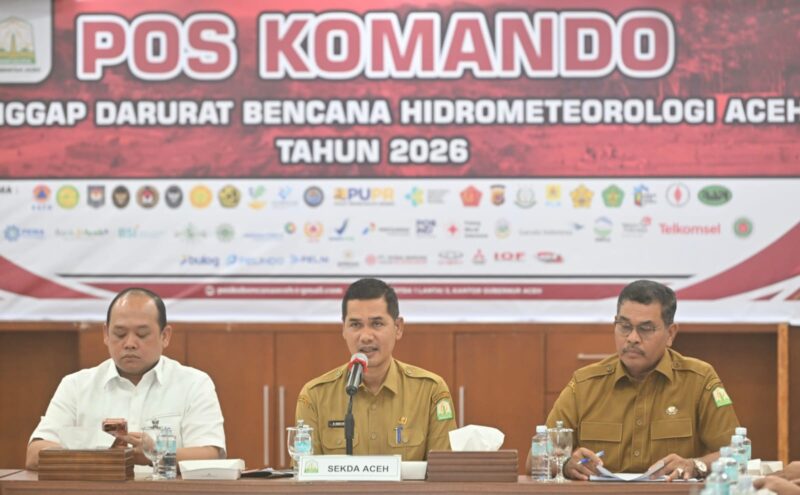 Sekda Aceh, M. Nasir, S.IP, MPA di dampingi Kadis DLHK Aceh, A Hanan melakukan rapat koordinasi dengan Tim Pemanfaatan kayu hanyutan akibat bencana banjir di ruang rapat potensi Daerah Setda Aceh, Senin (26/1/2026)