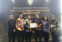 Wagub Fadhlullah, SE didampingi Walikota Subulussalam, Rasyid Bancin dan Plt. Kadis Kesehatan Aceh, Ferdiyus, SKM, M.Kes menerima penghargaan Universal Health Coverage (UHC) Awards 2026 pada acara yang digelar di JIEXPO Kemayoran, Jakarta Pusat, Selasa, (27/1/2026). Foto Humas Aceh