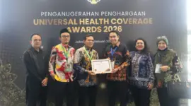 Wagub Fadhlullah, SE didampingi Walikota Subulussalam, Rasyid Bancin dan Plt. Kadis Kesehatan Aceh, Ferdiyus, SKM, M.Kes menerima penghargaan Universal Health Coverage (UHC) Awards 2026 pada acara yang digelar di JIEXPO Kemayoran, Jakarta Pusat, Selasa, (27/1/2026). Foto Humas Aceh