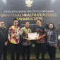 Wagub Fadhlullah, SE didampingi Walikota Subulussalam, Rasyid Bancin dan Plt. Kadis Kesehatan Aceh, Ferdiyus, SKM, M.Kes menerima penghargaan Universal Health Coverage (UHC) Awards 2026 pada acara yang digelar di JIEXPO Kemayoran, Jakarta Pusat, Selasa, (27/1/2026). Foto Humas Aceh