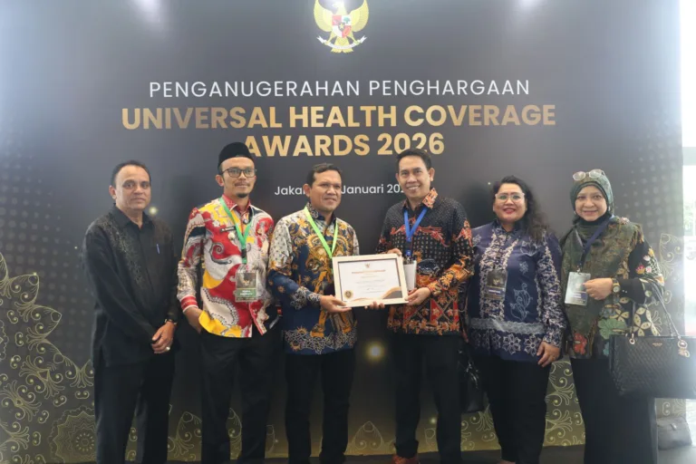 Wagub Fadhlullah, SE didampingi Walikota Subulussalam, Rasyid Bancin dan Plt. Kadis Kesehatan Aceh, Ferdiyus, SKM, M.Kes menerima penghargaan Universal Health Coverage (UHC) Awards 2026 pada acara yang digelar di JIEXPO Kemayoran, Jakarta Pusat, Selasa, (27/1/2026). Foto Humas Aceh