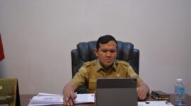 Wakil Gubernur Aceh H.Fadhlullah SE mengikuti Rapat Koordinasi secara Virtual bersama kementrian dalam negeri dan Instansi terkait menyangkut pendataan kerusakan rumah, fasilitas umum, dan jumlah pengungsi terbaru pasca bencana banjir dan longsor Aceh 2025 di rumah Dinas Wakil Gubernur Aceh selasa (6/1/2025)