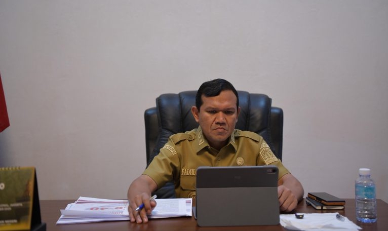 Wakil Gubernur Aceh H.Fadhlullah SE mengikuti Rapat Koordinasi secara Virtual bersama kementrian dalam negeri dan Instansi terkait menyangkut pendataan kerusakan rumah, fasilitas umum, dan jumlah pengungsi terbaru pasca bencana banjir dan longsor Aceh 2025 di rumah Dinas Wakil Gubernur Aceh selasa (6/1/2025)