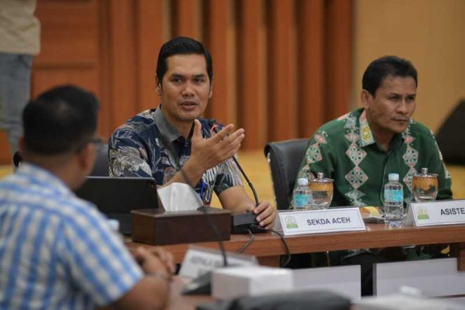 Sekda Aceh, M. Nasir, S.IP, MPA menggelar rapat koordinasi (rakor) penyelenggaraan program Makan Bergizi Gratis (MBG) di Aceh bersama Kepala Badan Gizi Nasional (BGN) Regional Aceh, Koordinator Wilayah MBG serta para Kepala Satuan Tugas (Satgas) MBG kabupaten/kota, di Gedung Serbaguna Kantor Gubernur, Kamis, (22/1/2026).