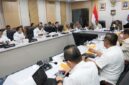 Wakil Gubernur Aceh, Fadhlullah, menghadiri Rapat Koordinasi Percepatan Rehabilitasi dan Rekonstruksi Pascabencana Alam di wilayah Sumatera yang digelar Kementerian Dalam Negeri Republik Indonesia, Rabu (14/1/2026). Foto: Humas Aceh