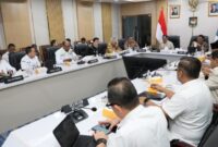 Wakil Gubernur Aceh, Fadhlullah, menghadiri Rapat Koordinasi Percepatan Rehabilitasi dan Rekonstruksi Pascabencana Alam di wilayah Sumatera yang digelar Kementerian Dalam Negeri Republik Indonesia, Rabu (14/1/2026). Foto: Humas Aceh