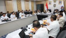 Wakil Gubernur Aceh, Fadhlullah, menghadiri Rapat Koordinasi Percepatan Rehabilitasi dan Rekonstruksi Pascabencana Alam di wilayah Sumatera yang digelar Kementerian Dalam Negeri Republik Indonesia, Rabu (14/1/2026). Foto: Humas Aceh