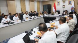 Wakil Gubernur Aceh, Fadhlullah, menghadiri Rapat Koordinasi Percepatan Rehabilitasi dan Rekonstruksi Pascabencana Alam di wilayah Sumatera yang digelar Kementerian Dalam Negeri Republik Indonesia, Rabu (14/1/2026). Foto: Humas Aceh