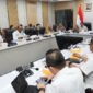Wakil Gubernur Aceh, Fadhlullah, menghadiri Rapat Koordinasi Percepatan Rehabilitasi dan Rekonstruksi Pascabencana Alam di wilayah Sumatera yang digelar Kementerian Dalam Negeri Republik Indonesia, Rabu (14/1/2026). Foto: Humas Aceh