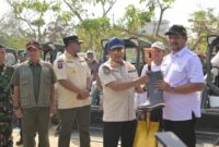 Wakil Gubernur Aceh, Fadlullah mendampingi Mendagri Tito Karnavian menyerahkan Bantuan Presiden kepada Bupati Aceh Tamiang di Komplek kantor Bupati Aceh Tamiang, Jum’at (23/1/2026). Foto: Humas Aceh.