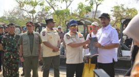 Wakil Gubernur Aceh, Fadlullah mendampingi Mendagri Tito Karnavian menyerahkan Bantuan Presiden kepada Bupati Aceh Tamiang di Komplek kantor Bupati Aceh Tamiang, Jum’at (23/1/2026). Foto: Humas Aceh.
