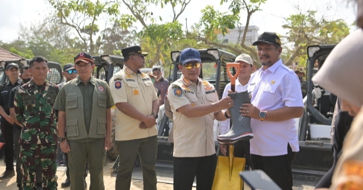 Wakil Gubernur Aceh, Fadlullah mendampingi Mendagri Tito Karnavian menyerahkan Bantuan Presiden kepada Bupati Aceh Tamiang di Komplek kantor Bupati Aceh Tamiang, Jum’at (23/1/2026). Foto: Humas Aceh.