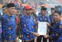 Gubernur Aceh, Muzakir Manaf, didampingi sekda Aceh, M.Nasir dan Seluruh Kepala SKPA, menyerahkan secara simbolis SK pengangkatan Pegawai Pemerintah dengan Perjanjian Kerja (P3K) paruh waktu kepada 5.486 honorer di Stadion Harapan Bangsa Banda Aceh, Kamis (29/1/2026). Foto: Humas Aceh.