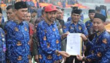 Gubernur Aceh, Muzakir Manaf, didampingi sekda Aceh, M.Nasir dan Seluruh Kepala SKPA, menyerahkan secara simbolis SK pengangkatan Pegawai Pemerintah dengan Perjanjian Kerja (P3K) paruh waktu kepada 5.486 honorer di Stadion Harapan Bangsa Banda Aceh, Kamis (29/1/2026). Foto: Humas Aceh.