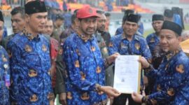 Gubernur Aceh, Muzakir Manaf, didampingi sekda Aceh, M.Nasir dan Seluruh Kepala SKPA, menyerahkan secara simbolis SK pengangkatan Pegawai Pemerintah dengan Perjanjian Kerja (P3K) paruh waktu kepada 5.486 honorer di Stadion Harapan Bangsa Banda Aceh, Kamis (29/1/2026). Foto: Humas Aceh.