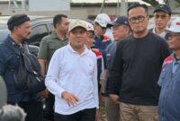 Wakil Gubernur Aceh, Fadhlullah, menegaskan komitmen kuat Pemerintah Aceh untuk memastikan penanganan pascabencana banjir berjalan terkoordinasi, adil, dan menyentuh seluruh wilayah terdampak, khususnya melalui percepatan pembangunan hunian sementara.