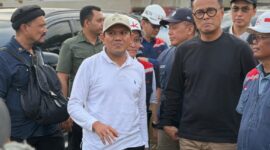 Wakil Gubernur Aceh, Fadhlullah, menegaskan komitmen kuat Pemerintah Aceh untuk memastikan penanganan pascabencana banjir berjalan terkoordinasi, adil, dan menyentuh seluruh wilayah terdampak, khususnya melalui percepatan pembangunan hunian sementara.
