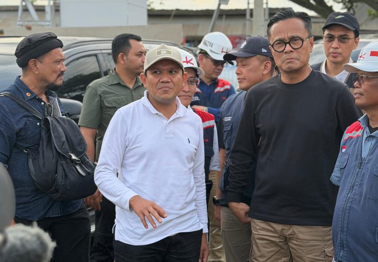 Wakil Gubernur Aceh, Fadhlullah, menegaskan komitmen kuat Pemerintah Aceh untuk memastikan penanganan pascabencana banjir berjalan terkoordinasi, adil, dan menyentuh seluruh wilayah terdampak, khususnya melalui percepatan pembangunan hunian sementara.