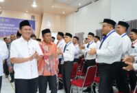 Wakil Gubernur Aceh H.Fadhlullah, SE secara resmi membuka Pendidikan dan Pelatihan Petugas Penyelenggara Ibadah Haji (PPIH) Kloter Embarkasi Aceh Tahun 1447 H/2026 M di Aula Arafah Asrama Haji Banda Aceh, Ahad, (1/02/2026).
