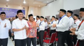 Wakil Gubernur Aceh H.Fadhlullah, SE secara resmi membuka Pendidikan dan Pelatihan Petugas Penyelenggara Ibadah Haji (PPIH) Kloter Embarkasi Aceh Tahun 1447 H/2026 M di Aula Arafah Asrama Haji Banda Aceh, Ahad, (1/02/2026).