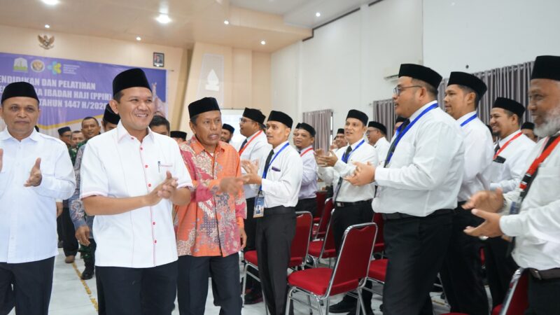 Wakil Gubernur Aceh H.Fadhlullah, SE secara resmi membuka Pendidikan dan Pelatihan Petugas Penyelenggara Ibadah Haji (PPIH) Kloter Embarkasi Aceh Tahun 1447 H/2026 M di Aula Arafah Asrama Haji Banda Aceh, Ahad, (1/02/2026).