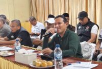 Wagub Fadhlullah pimpin rapat bersama para camat dan seluruh keuchik gampong terdampak bencana di Kabupaten Bireuen, di Kantor Camat Peusangan, Minggu (8/2/2026).