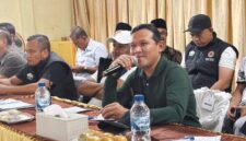 Wagub Fadhlullah pimpin rapat bersama para camat dan seluruh keuchik gampong terdampak bencana di Kabupaten Bireuen, di Kantor Camat Peusangan, Minggu (8/2/2026).